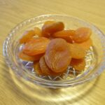 Ciotola di frutta secca assortita pronta per essere consumata a colazione.