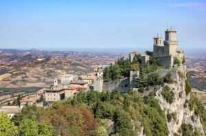 Panorama suggestivo di un paese piemontese, ideale per romantiche fughe e avventure da coppia.