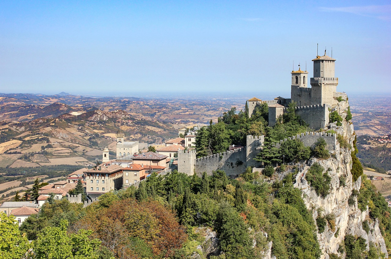Panorama suggestivo di un paese piemontese, ideale per romantiche fughe e avventure da coppia.