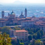 Panorama del suggestivo paese emiliano, con case in pietra e paesaggi naturali mozzafiato.