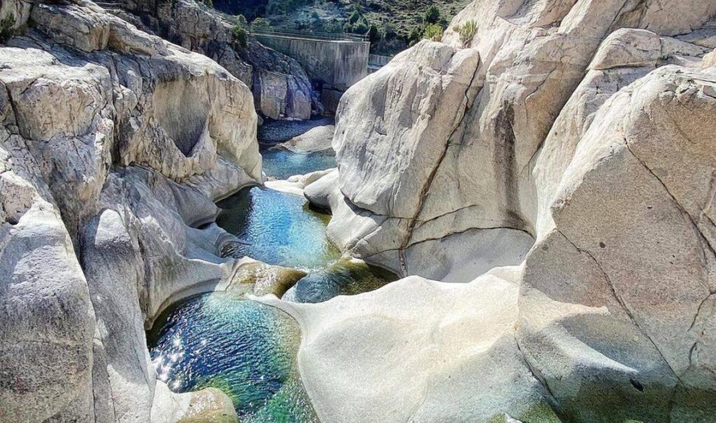 Le piscine naturali in Sardegna con acqua turchese e paesaggi incantevoli ecco quali visitare assolutamente