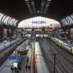 Treno notturno in viaggio attraverso paesaggi europei, simbolo di avventure estive nel 2026.