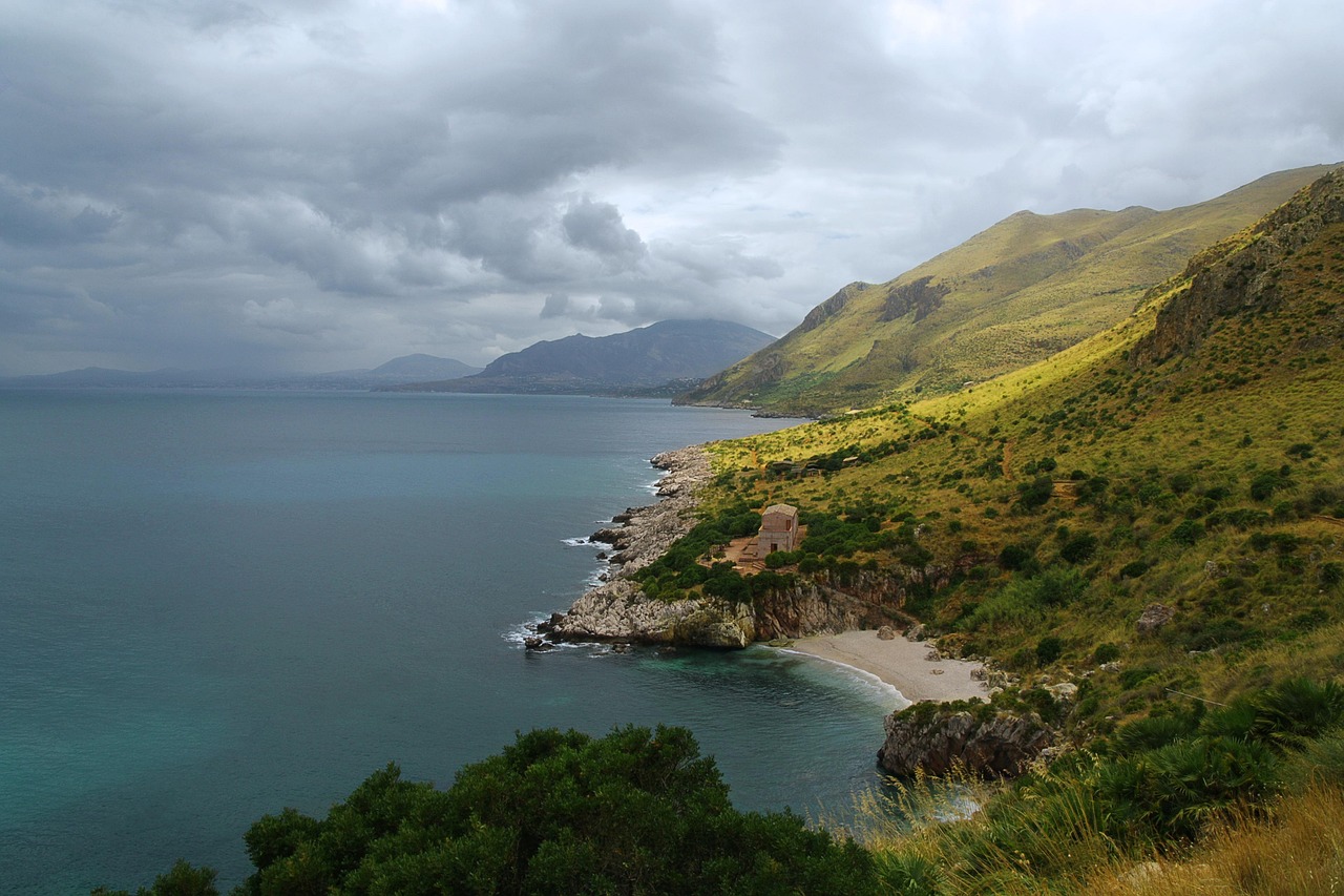 Vista panoramica del paese più remoto della Sardegna, circondato da natura incontaminata e paesaggi mozzafiato.