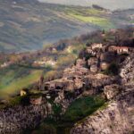 Panorama mozzafiato del villaggio nel Lazio, vista suggestiva delle colline e del cielo sereno.