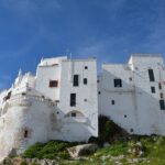 Masseria storica in Puglia con camere accoglienti e degustazione di prodotti tipici.