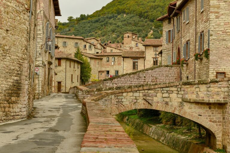 Viaggio nei borghi d'Italia: 5 itinerari imperdibili tra storia, arte e tradizioni locali da scoprire nel 2026