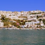 Isola italiana nascosta nel Mediterraneo, paesaggi mozzafiato e acque cristalline.