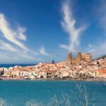 Veduta panoramica della Sicilia con paesaggi primaverili e luoghi storici da visitare a marzo.