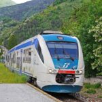 Autobus e treni regionali che collegano le attrazioni turistiche in Abruzzo.