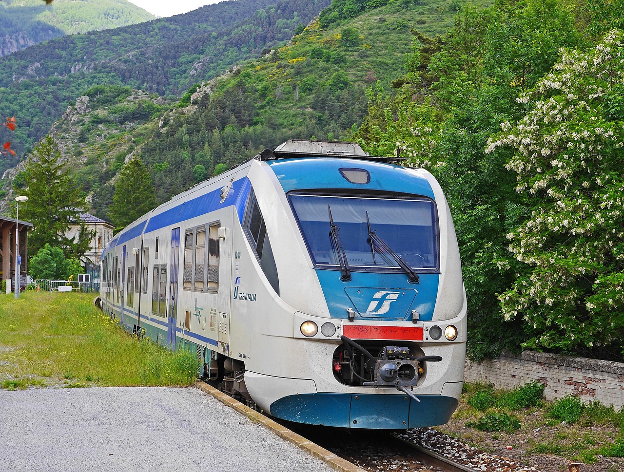 Autobus e treni regionali che collegano le attrazioni turistiche in Abruzzo.