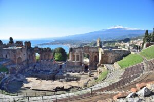 Paesaggio siciliano con vista su un antico villaggio, ideale per viaggi fuori stagione.