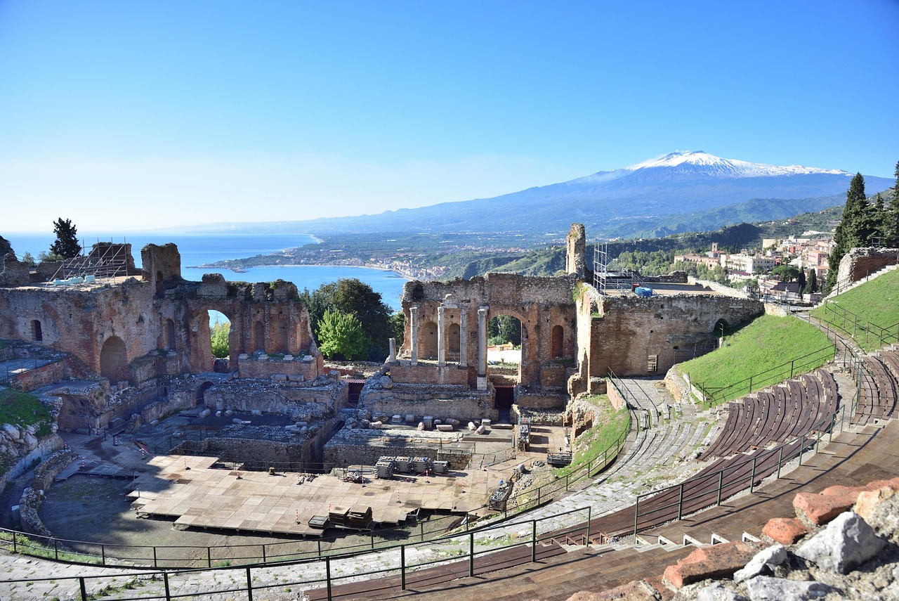 Paesaggio siciliano con vista su un antico villaggio, ideale per viaggi fuori stagione.