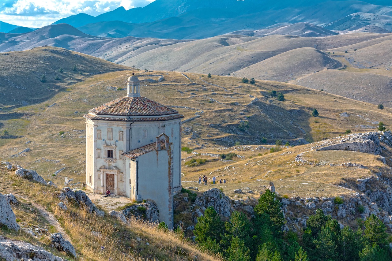 Comune abruzzese premiato, vista panoramica del paese e del paesaggio circostante.