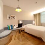 Confronto tra un appartamento Airbnb e una camera d'hotel, evidenziando vantaggi e svantaggi di entrambi.