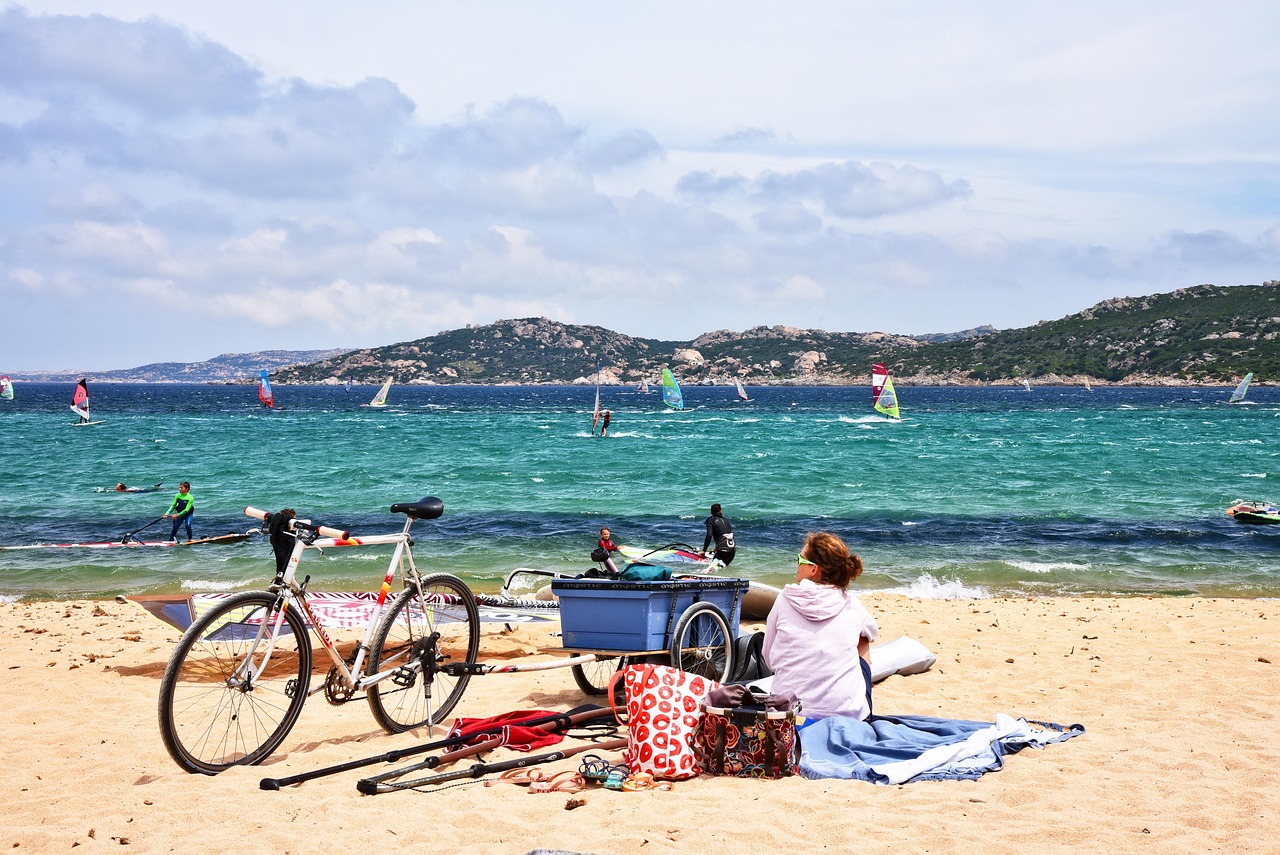 Panorama della Sardegna con spiagge deserte e paesaggi naturali, ideale per viaggi fuori stagione.