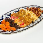 Frutta secca assortita in una ciotola, pronta per una colazione sana e nutriente.