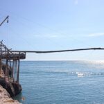 Tonnara abbandonata in Sicilia, tra natura selvaggia e storia affascinante.