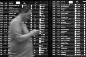 Schermata di un'app per viaggi last second con offerte per partenze immediate.