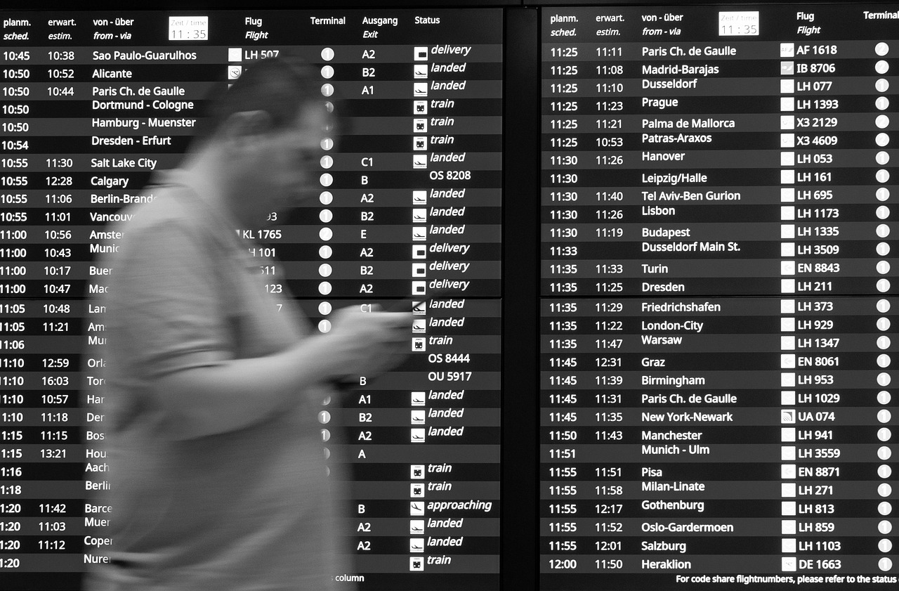 Schermata di un'app per viaggi last second con offerte per partenze immediate.