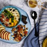 Frutta secca assortita in una ciotola, ideale per una colazione energizzante e nutriente.